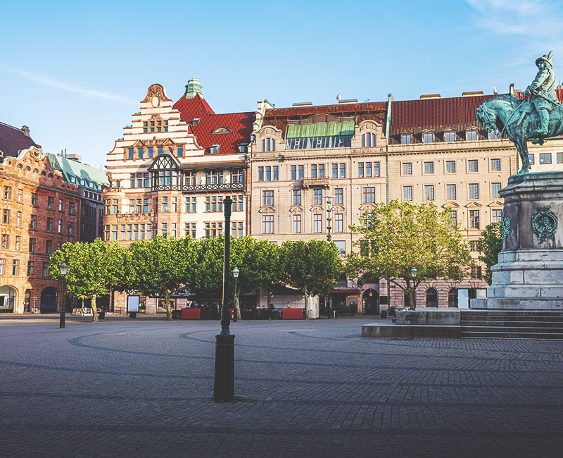 Raisecap Equity AB - Kontakt, Malmö - Historiskt torg med gamla hus i Malmö